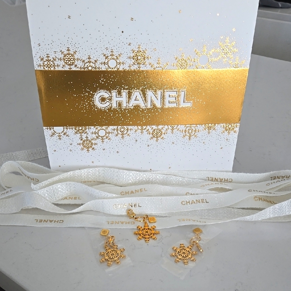 New Chanel Gold Snowflake charm Holiday  gold CC Snowflake w/ clasp limited